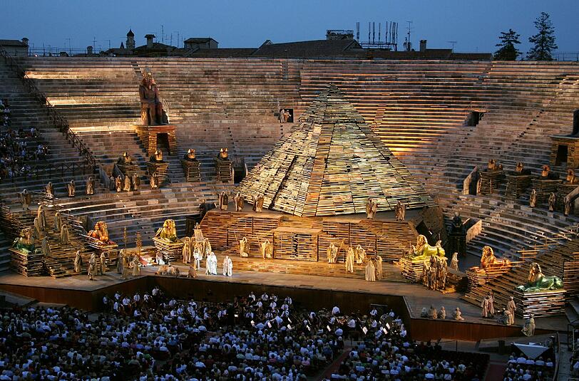 Oper unter freiem Himmel: "Il Trovatore" in der Arena di Verona.