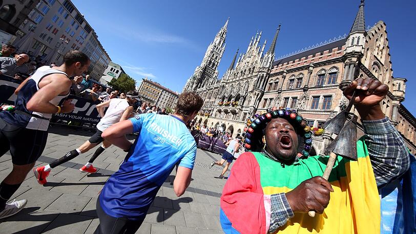 Am Marienplatz treffen Togos König und Marathonläufer aufeinander.