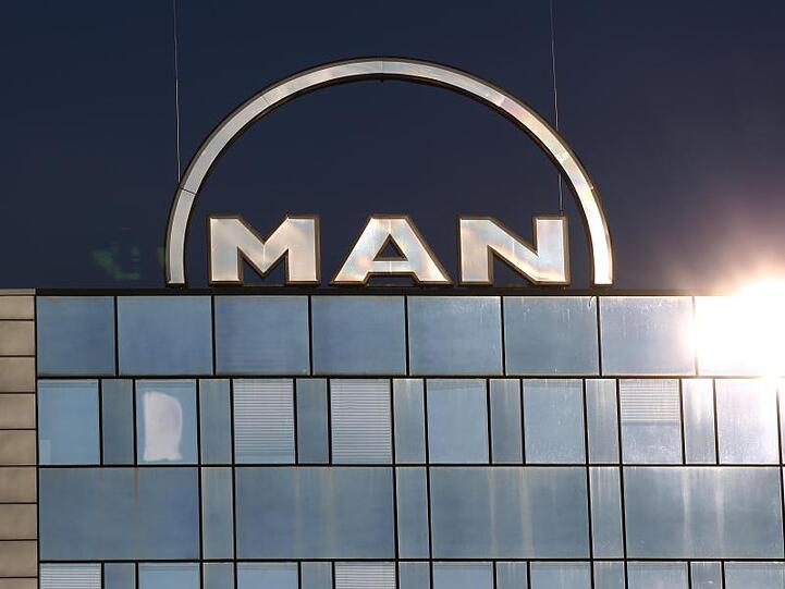 Blick auf das MAN-Logo auf dem Verwaltungsgebäude in Augsburg. Foto: picture alliance/dpa/Archivbild