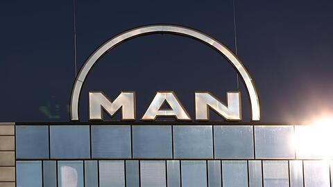 Blick auf das MAN-Logo auf dem Verwaltungsgebäude in Augsburg. Foto: picture alliance/dpa/Archivbild