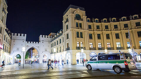 Ein Polizeiwagen steht auf dem Stachus im Herzen der Stadt. Nach einer Schlägerei sucht die Polizei nach Zeugen.