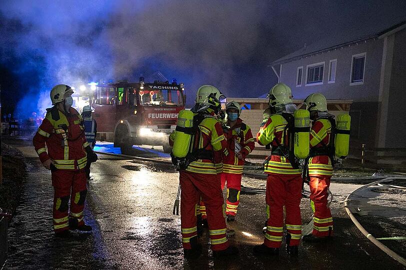 Bei dem Brand ist eine Person leicht verletzt worden, die Ursache für das Feuer ist noch unklar.