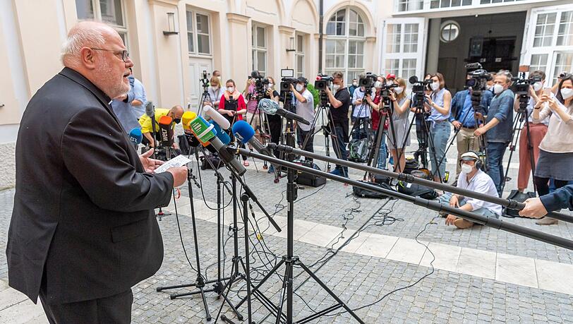Kardinal Reinhard Marx, Erzbischof von München und Freising, gibt im Innenhof seiner Residenz ein Statement vor der Presse.