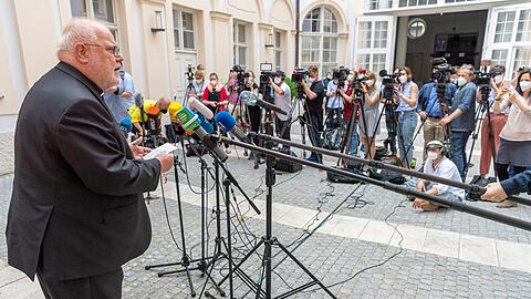 Kardinal Reinhard Marx, Erzbischof von München und Freising, gibt im Innenhof seiner Residenz ein Statement vor der Presse.