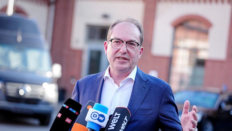 Bundesinnenminister Alexander Dobrindt (CSU) hat gemeinsame Grenzkontrollen auf der deutschen Seite der deutsch-polnischen Grenze angeboten. (Archivbild)