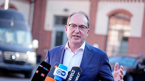 Bundesinnenminister Alexander Dobrindt (CSU) hat gemeinsame Grenzkontrollen auf der deutschen Seite der deutsch-polnischen Grenze angeboten. (Archivbild)