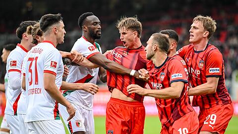 Eine Szene aus dem emotionalen Hinrundenspiel zwischen Heidenheim und Augsburg. (Archivbild)