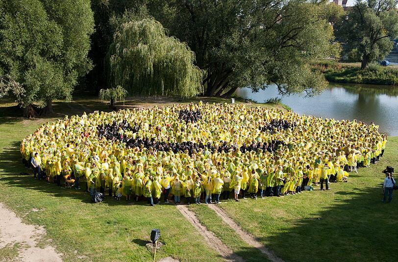 1650 Menschen bildeten in Regensburg einen riesigen Smiley
