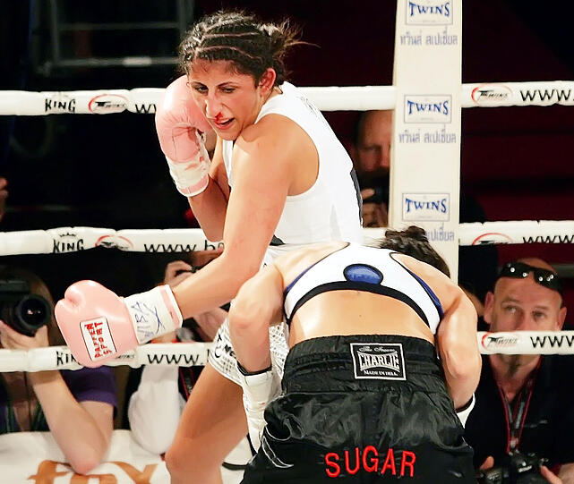 Weltmeisterschaftskampf, Rola El-Halabi vs. Loly Munoz,  Edwin-Scharff-Haus, Neu-Ulm: El-Halabi (l.) verfehlt Loly Munoz