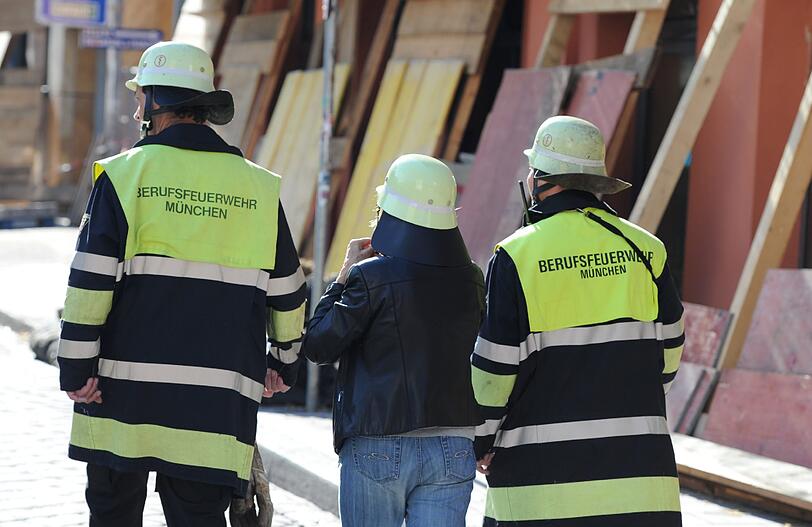 Schwabing am Tag nach der Bombensprengung: Die Spuren der Detonation sind deutlich zu erkennen. Im Laufe des Vormittags werden die Schäden an den Gebäuden der Umgebung erfasst.