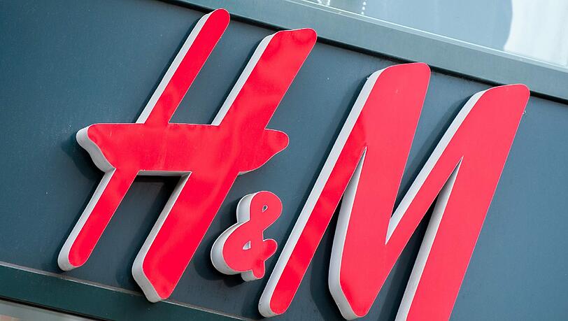 Der Modekette H&M hat der heiße Sommer Schwierigkeiten gemacht. Foto: Hauke-Christian Dittrich Der Modekette H&M hat der heiße Sommer Schwierigkeiten gemacht. Foto: Hauke-Christian Dittrich