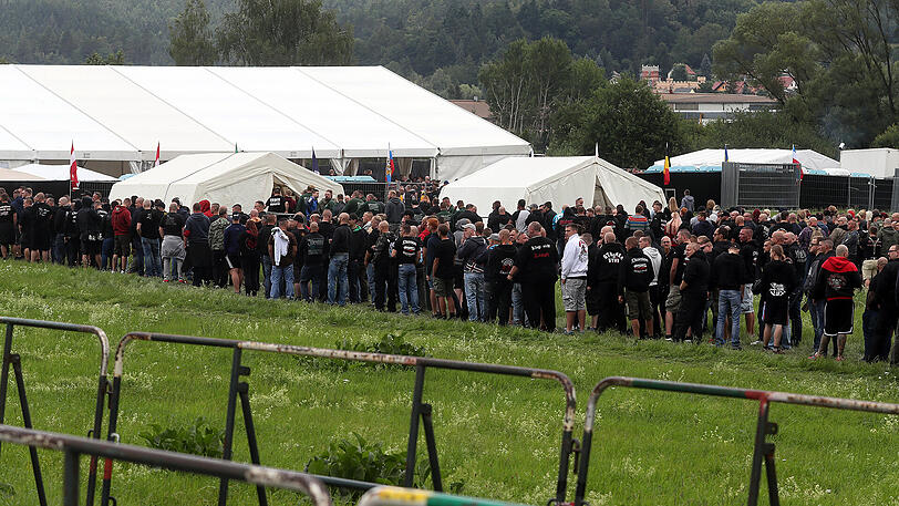 "Rock gegen Überfremdung": Die Bilder vom Neonazi-Konzert und dem Gegenprotest.