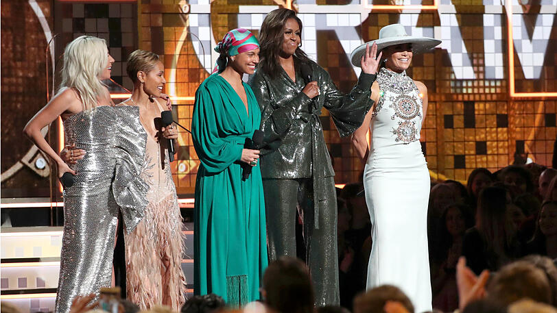 Michelle Obama (Mitte) war der große Überraschungsgast bei den Grammys....