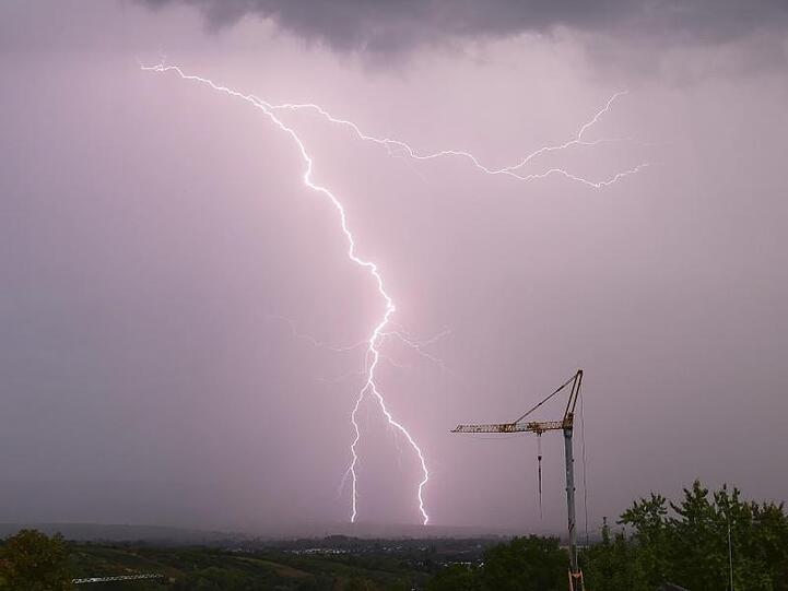 Ein Blitz schlägt bei einem Gewitter im Taunus ein. In großen Teilen Deutschlands kann es auch am Wochenende kräftige Gewitter geben.