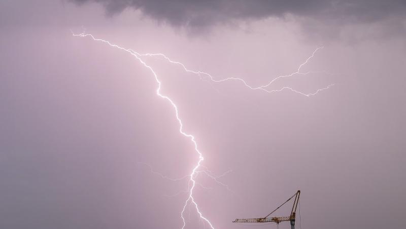 Ein Blitz schlägt bei einem Gewitter im Taunus ein. In großen Teilen Deutschlands kann es auch am Wochenende kräftige Gewitter geben. Ein Blitz schlägt bei einem Gewitter im Taunus ein. In großen Teilen Deutschlands kann es auch am Wochenende kräftige Gewitter geben.