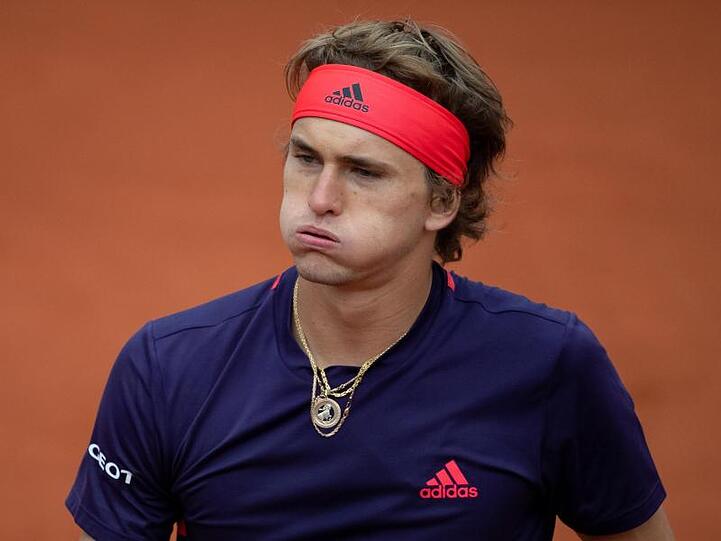 Alexander Zverev bläst die Backen auf. Er verlor das Spiel. Foto: Sven Hoppe
