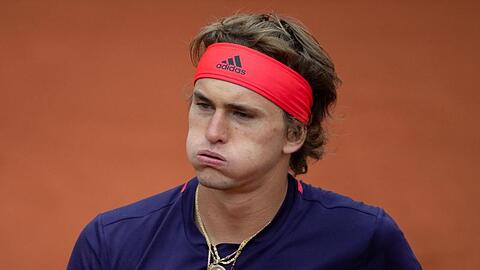 Alexander Zverev bläst die Backen auf. Er verlor das Spiel. Foto: Sven Hoppe