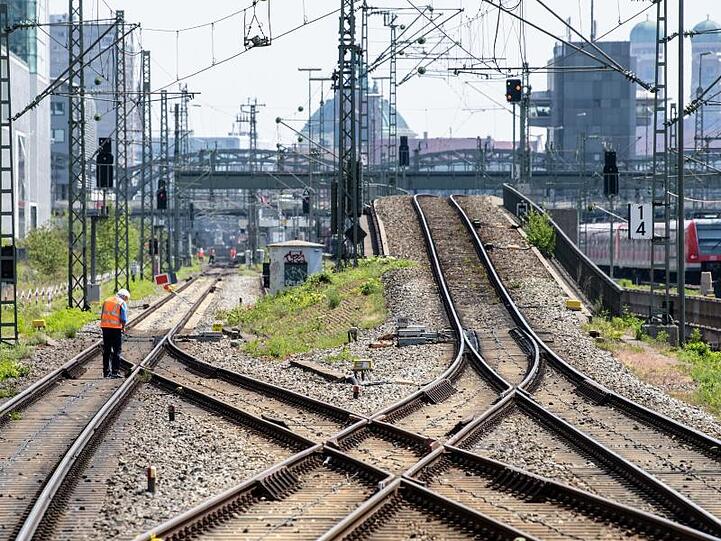 Ein Bauarbeiter untersucht die S-Bahn-Stammstrecke zwischen Donnersbergerbrücke und Hackerbrücke. Foto: Matthias Balk/Archivbild
