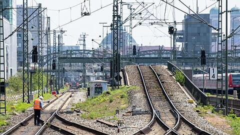 Ein Bauarbeiter untersucht die S-Bahn-Stammstrecke zwischen Donnersbergerbrücke und Hackerbrücke. Foto: Matthias Balk/Archivbild