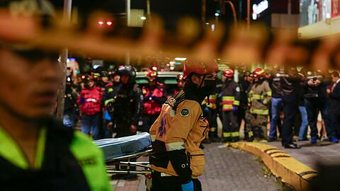 Einsatzkräfte vor dem Krankenhaus, in das nach dem Anschlag mehrere Verletzte eingeliefert wurden.