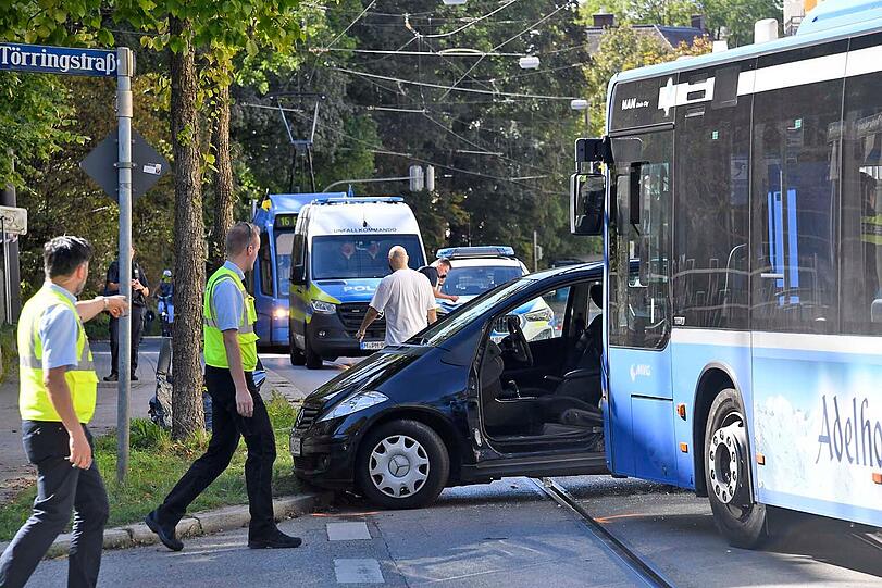 Der schwerer verletzte Mercedes-Fahrer, der leicht verletzte Busfahrer und zwei leicht verletzte Insassen des  Busses kamen ins Krankenhaus.