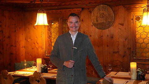 Dass Restaurantleiter Marinus Hochstra&szlig;er seit Jahren f&uuml;r das Nobelhotel Bayerischer Hof arbeitet, merken die G&auml;ste an seiner &auml;u&szlig;erst aufmerksamen Art.