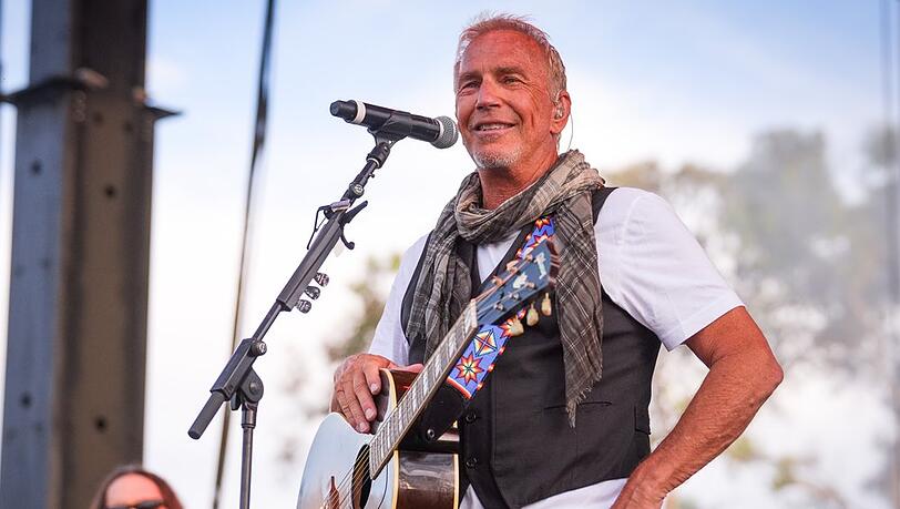 Kevin Costner stand am vergangenen Wochenende selbst auf der Bühne. Kevin Costner stand am vergangenen Wochenende selbst auf der Bühne.