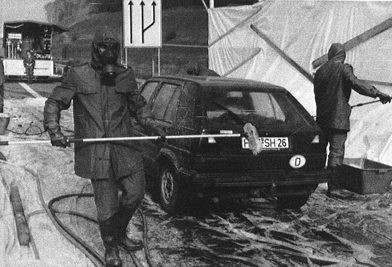 Autos, die im Frühjahr 1986 aus der DDR kommen, werden in Herleshausen &bdquo;dekontaminiert&ldquo;.