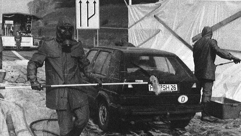 Autos, die im Frühjahr 1986 aus der DDR kommen, werden in Herleshausen „dekontaminiert“. Autos, die im Frühjahr 1986 aus der DDR kommen, werden in Herleshausen „dekontaminiert“.