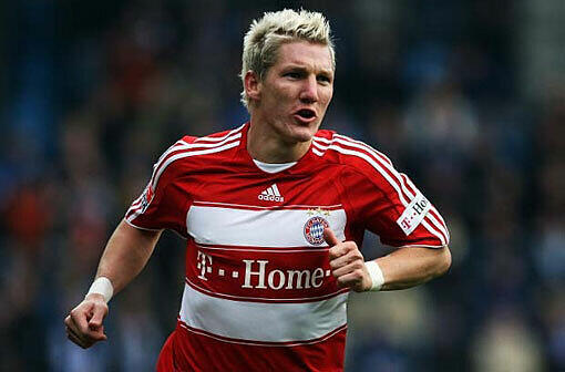 2008/09: Schluss mit &bdquo;Schweini&ldquo;: Sommermärchenonkel Klinsmann wird sein Trainer, ein Desaster, Heynckes rettet Platz zwei. In Europa wird Bayern im Viertelfinale von Barcelona zerlegt. Er will nicht mehr Schweini heißen, distanziert sich von Poldi, will &bdquo;raus aus diesem Boygroup-Ding&ldquo;. Fazit: Emanzipiert sich.