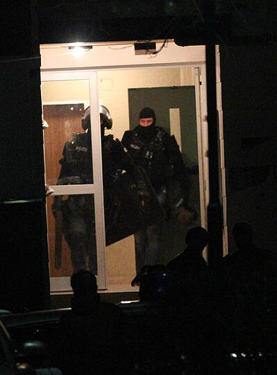 Kräfte des Spezialeinsatzkommandos SEK stürmen gegen 21.45 Uhr die Wohnung eines als gewalttätig bekannten Waldkraiburgers. Mit einer Waffe hatte der 30-Jährige am Mittwochnachmittag seine 34-jährige Lebensgefährtin angegriffen und bedroht. Die Frau war auf die Straße geflüchtet und hatte die Polizei verständigt. Sie wurde leicht verletzt.
