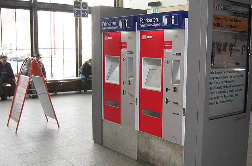 Vor diesem Ticket-Automat stürzte die Frau. Sie war sternhagelvoll.