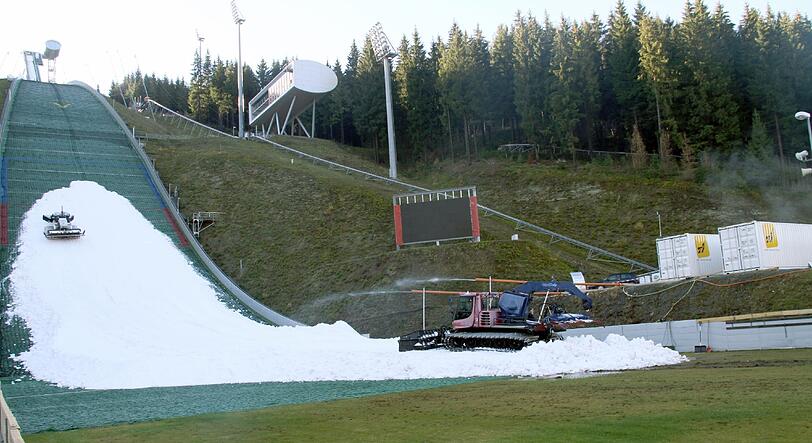 Trotz Plusgraden kann am Wochenende der Auftakt zum Skisprung-Weltcup stattfinden.