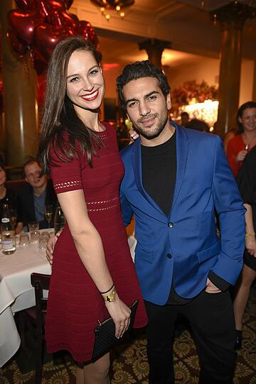 Sie können eigentlich nur alles falsch machen &ndash; und doch machen Elyas M&rsquo;Barek und Julia ihre ersten öffentlichen Schritte als Paar bemerkenswert richtig.