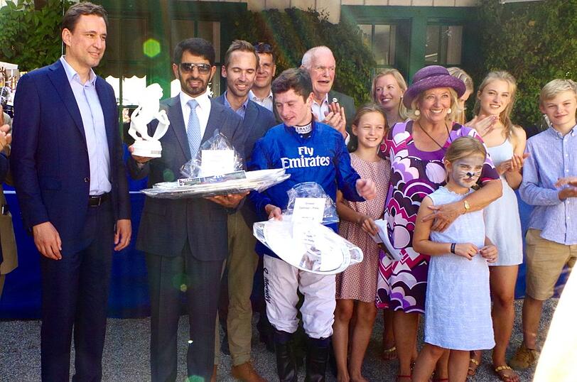 Gute Laune bei der Siegerehrung (von links): Georg Eisenreich, Saeed bin Sureor (Trainer), Oisin Murphy (Jockey), Wolfgang und Marianne Wille mit Familie Grosser.
