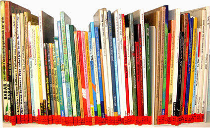 Die Reinigung der Bücher in der Internationalen Jugendbibliothek ist sehr aufwändig.