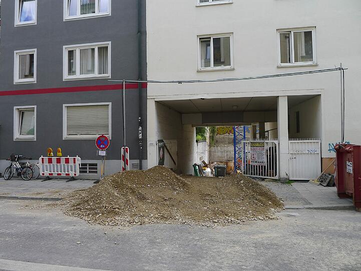 Bauschutt liegt direkt vor der Einfahrt und auf der Straße. Wer soll hier durchkommen?