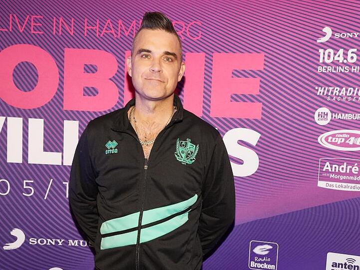 In Trikotjacke: Robbie Williams vor dem Exklusiv-Konzert in Hamburg.