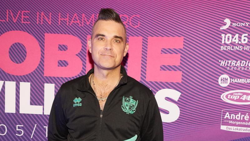 In Trikotjacke: Robbie Williams vor dem Exklusiv-Konzert in Hamburg. In Trikotjacke: Robbie Williams vor dem Exklusiv-Konzert in Hamburg.