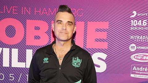 In Trikotjacke: Robbie Williams vor dem Exklusiv-Konzert in Hamburg.