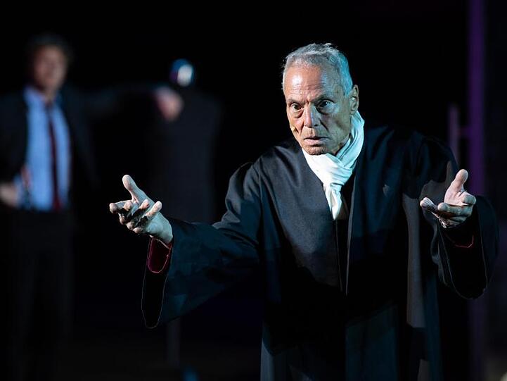 Dieter Laser bei der Probe zu Kafkas "Der Prozess" in Bad Hersfeld.