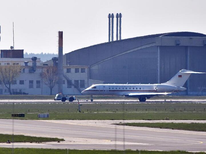 Der Global-5000-Jet der Flugbereitschaft auf dem Flughafen Schönefeld.