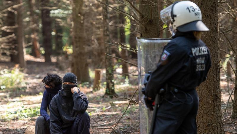 Ein Polizistin im Hambacher Wald vor zwei Umweltaktivisten. Ein Polizistin im Hambacher Wald vor zwei Umweltaktivisten.