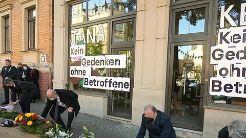 Halles Bürgermeister Egbert Geier (SPD, l) und Sachsen-Anhalts Ministerpräsident Reiner Haseloff (CDU, M) legen vor einem der Tatorte, einem Döner-Imbiss, Kränze für die Opfer des Anschlags vor zwei Jahren nieder.