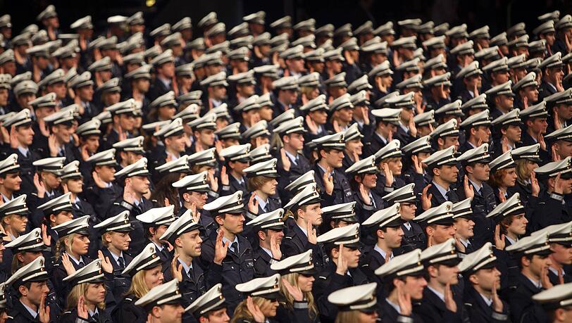 Unter anderem Polizisten versprechen dem Staat bei ihrer Vereidigung Loyalität und genießen im Gegenzug einige Vorteile. Doch sie sind bei Weitem nicht die einzigen Beamten in Deutschland.
