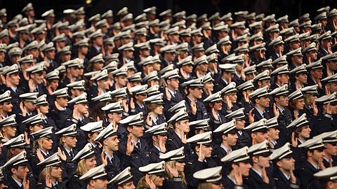Unter anderem Polizisten versprechen dem Staat bei ihrer Vereidigung Loyalität und genießen im Gegenzug einige Vorteile. Doch sie sind bei Weitem nicht die einzigen Beamten in Deutschland.