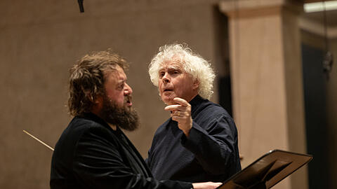 Simon Rattle (rechts) mit dem Tenor Allan Clayton bei der Aufführung von Hans Zenders Version der "Winterreise".