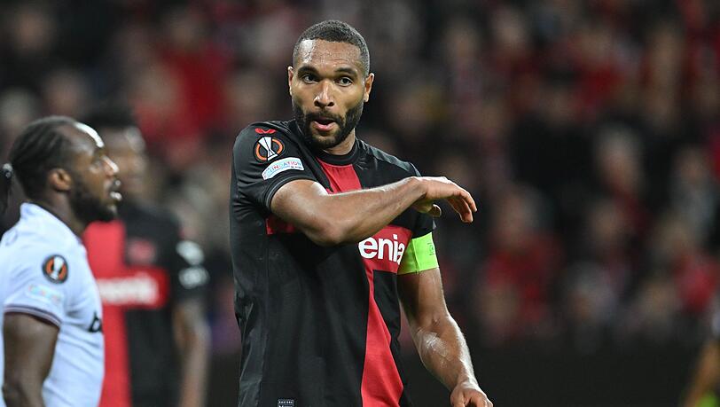 Leverkusens Jonathan Tah reagiert auf das Spiel.