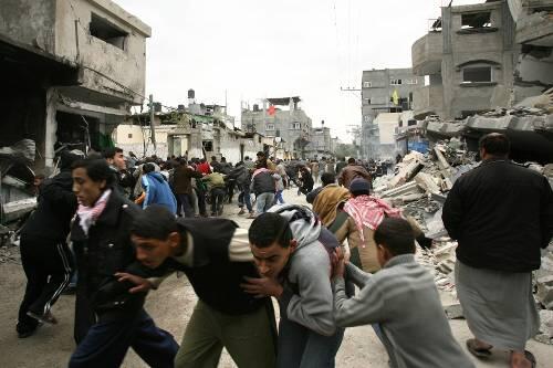 Auf der Flucht: Palästinensische Zivilisten bringen sich in einem Flüchtlingscamp im Norden des Gazastreifens vor israelischen Luftangriffen in Sicherheit.