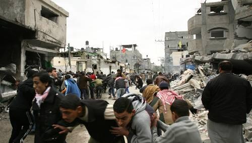 Auf der Flucht: Palästinensische Zivilisten bringen sich in einem Flüchtlingscamp im Norden des Gazastreifens vor israelischen Luftangriffen in Sicherheit. Auf der Flucht: Palästinensische Zivilisten bringen sich in einem Flüchtlingscamp im Norden des Gazastreifens vor israelischen Luftangriffen in Sicherheit.